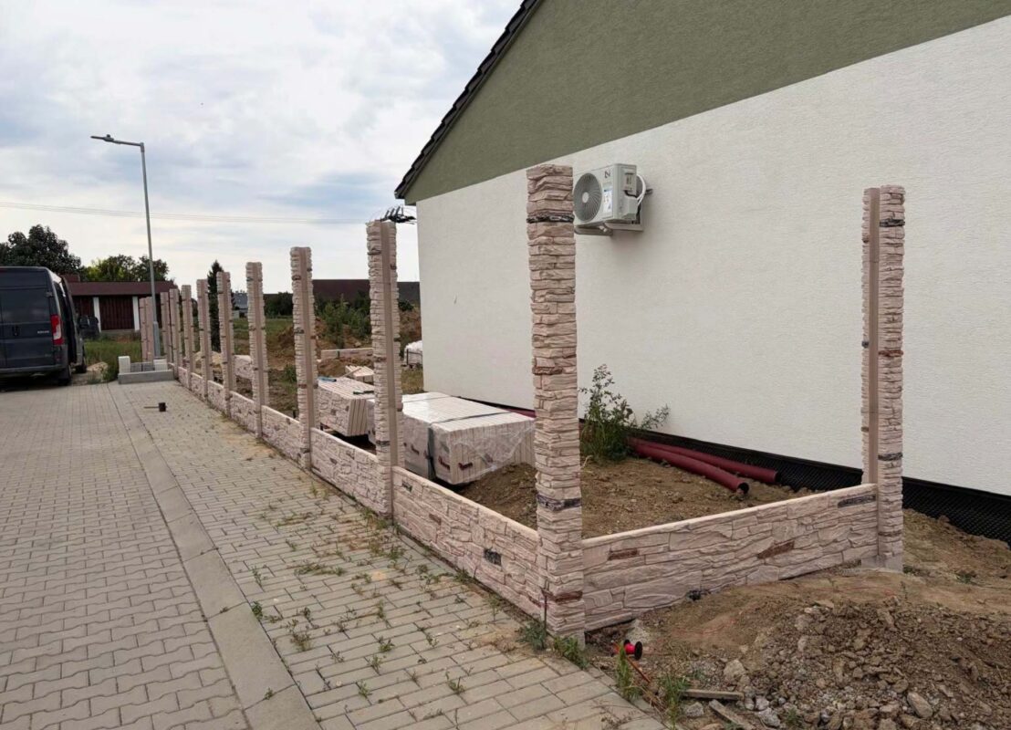 Hľadáte plot, ktorý vám poskytne maximálne súkromie, bezpečnosť a dlhú životnosť? Betónový plot BRIDLICA je ideálnym riešením pre váš domov, firmu aj rekreačný objekt.